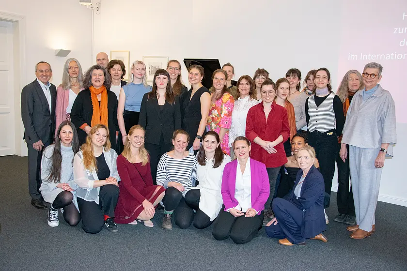 Ließen sich im Haus der Wissenschaft feiern und freuten sich über ihren Abschluss: Die ersten Absolventinnen des Internationalen Studiengangs Hebammen der Hochschule Bremen. Mit ihnen auf dem Foto: Irene Strebl, Staatsrätin bei der Senatorin für Umwelt, Klima und Wissenschaft (2. Reihe, 3. von links) und Barbara Scriba-Hermann, Staatsrätin bei der Senatorin für Gesundheit, Frauen und Verbraucherschutz (rechts außen). Links außen: Rektor Prof. Dr. Konrad Wolf und neben ihm Studiengangsleiterin Prof. Dr. Barbara Baumgärtner. Hintere Reihe, rechts außen: Ihre Kollegin Prof. Dr. Babette Müller-Rockstroh. 