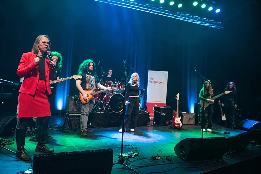 Senatorin Sascha Karolin Aulepp begrüßte am Dienstagabend die Bands und Zuhörerinnen und Zuhörer in der vollen Kesselhalle des Schlachthofs zum 31. Bremer Schulrockfestival. Eröffnet wurde das Konzert von Falling Dream. 