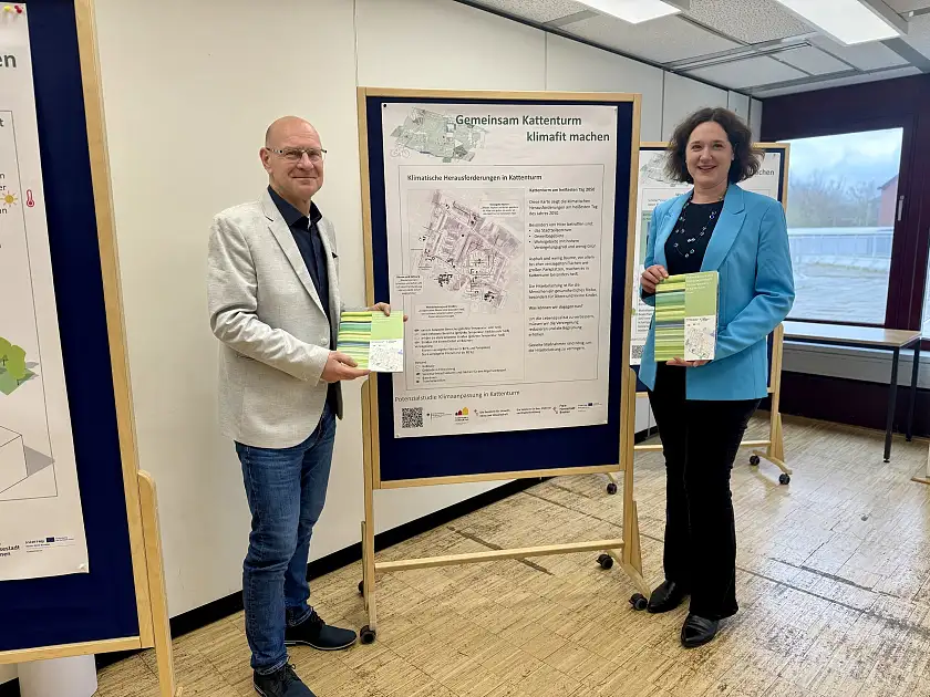 Die Senatorin für Umwelt, Klima und Wissenschaft, Kathrin Moosdorf, und der Leiter des Ortsamtes Obervieland, Michael Radolla, veröffentlichten die Potenzialstudie und Handlungskonzept Klimaanpassung in Kattenturm. 