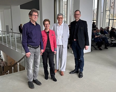 Michael Breidbach, Vorstand der Landesseniorenvertretung, Sozialsenatorin Dr. Claudia Schilling, Gesundheitsstaatsrätin Barbara Scriba-Hermann und Bremerhavens Sozialstadtrat Martin Günthner (v.l.) tauschten sich mit den Seniorinnen und Senioren aus.