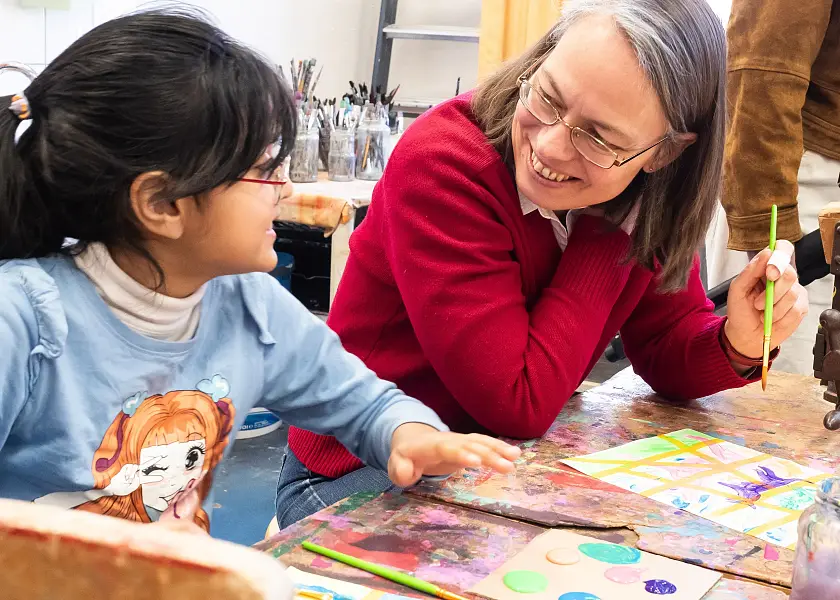Im Rahmen ihrer Startchancentour besuchte Senatori Sascha Karolin Aulepp (rechts) die Schülerinnen und Schüler der Grundschule an der Glockenstraße. 