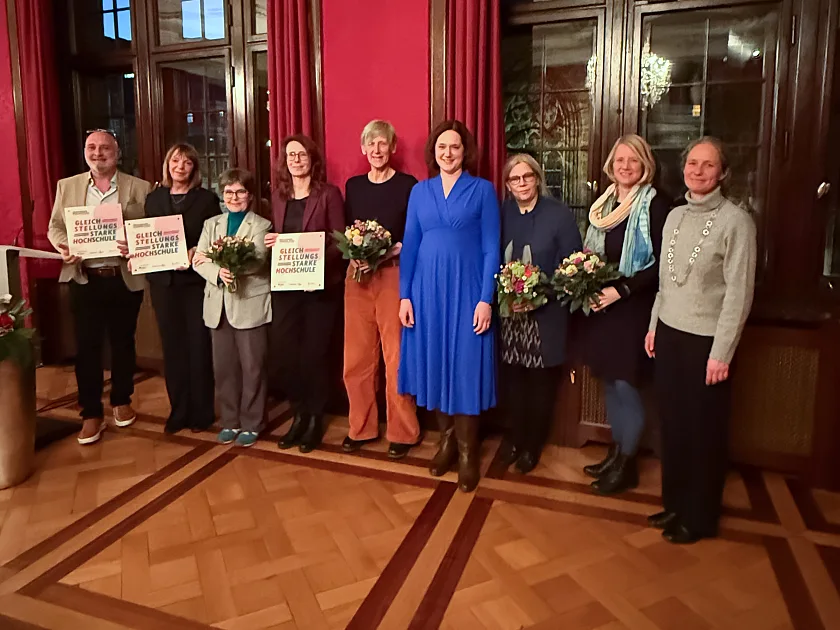 Feierten die Auszeichnung der Bremer Hochschulen mit dem Prädikat Gleichstellungsstarke Hochschule (v.l.): Prof. Dr. Dr. h.c. Alexis Papathanassis, Rektor der Hochschule Bremerhaven, Dr. Sabina Schöfer, Konrektorin für Digitalisierung, Change Management und Diversity an der Hochschule Bremen, Dr. Barbara Rinken, zentrale Frauenbeauftragte der Hochschule Bremen, Dr. Mandy Boehnke, Konrektorin für Internationalität, wissenschaftliche Qualifizierung und Diversität an der Universität Bremen, Anneliese Niehoff, Leitung des Referats Chancengleichheit/Antidiskriminierung an der Universität Bremen, die Senatorin für Umwelt, Klima und Wissenschaft, Kathrin Moosdorf, Kathrin Sebastian, zentrale Frauenbeauftragte der Universität Bremen, Prof. Dr. Hannah von Grönheim, zentrale Frauenbeauftragte der Hochschule Bremerhaven und Dr. Annette Steinich vom Bundesministerium für Bildung und Forschung (BMBF). 