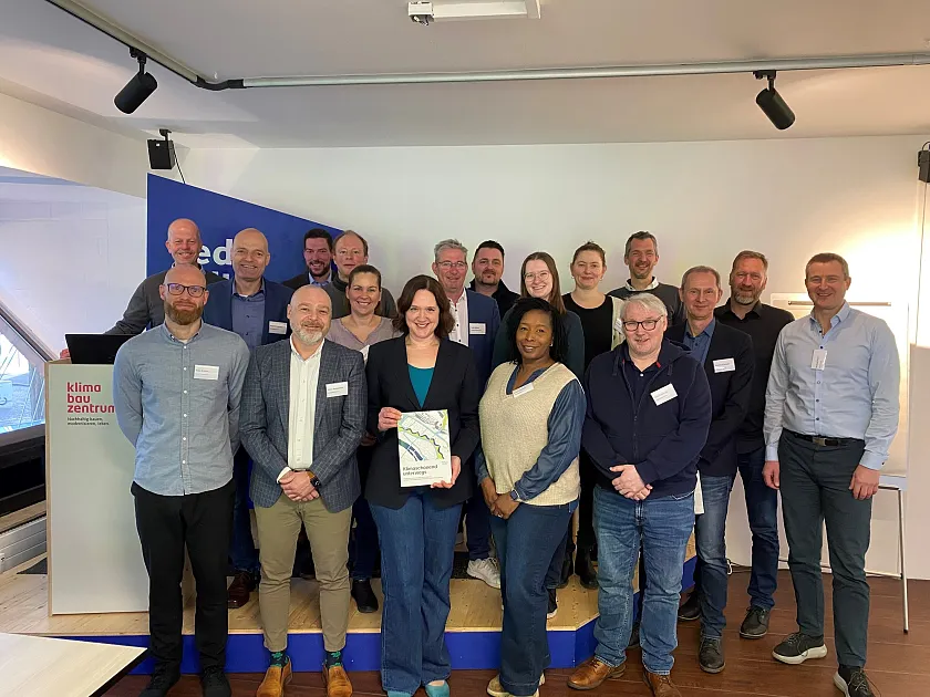 Senatorin Moosdorf inmitten der engagierten Unternehmen, die schon heute ihre betriebliche Mobilität nachhaltig gestalten.