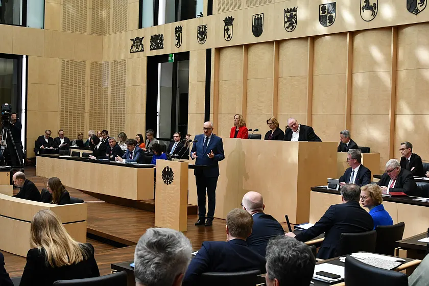 Bürgermeister Andreas Bovenschulte spricht im Bundesrat zur Reform der Schuldenbremse.