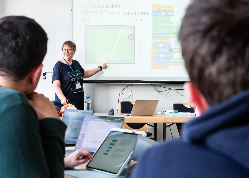 In den Workshopphasen wurden Einblicke in die aktuelle Umsetzungspraxis des Informatikunterrichts und Anregungen zur Weiterentwicklung vermittelt.