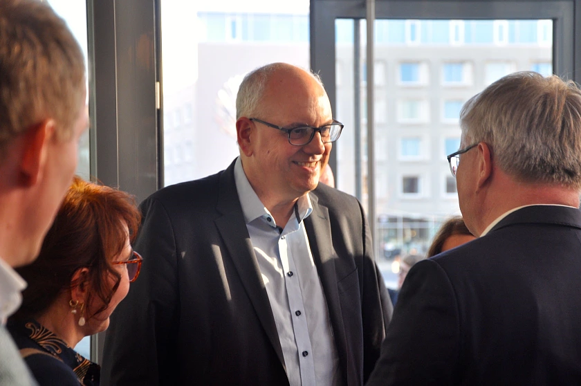 Bürgermeister Andreas Bovenschulte im Gespräch mit Gästen der Ausstellungseröffnung.