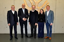 Peter Klett Vorsitzender des Kunstvereins Bremerhaven, Bürgermeister Andreas Bovenschulte, Alexander Schröder und Stefanie Kleefeld Direktorin des Kunstmuseums Bremerhaven (von links). 