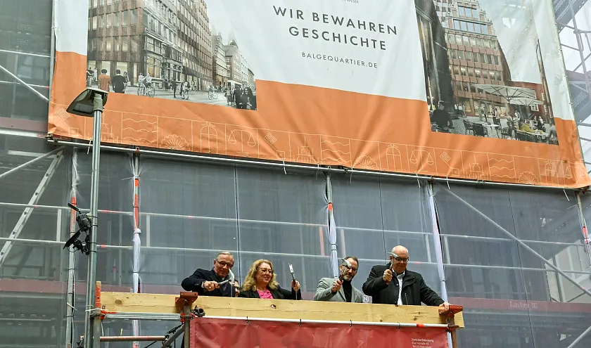 Beim Nägel einschlagen (von links): Dr. Johann Christian Jacobs, Senatorin Özlem Ünsal, Architekt Stephan Kohlrausch, Bürgermeister Andreas Bovenschulte. 