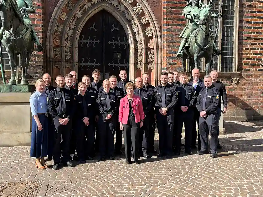 Der Ausbildungslehrgang Justizvollzugsdienst 2023 mit Senatorin Dr. Claudia Schilling (vorne Mitte), dem Leiter der JVA Bremen, Hans-Jürgen Erdtmann, Abteilungsleiterin im Justizressort, Dr. Kerstin Ashauer, Ausbildungsbeamter Samuel Günther sowie Michael Labetzke (Mitglied der Bremischen Bürgerschaft). 