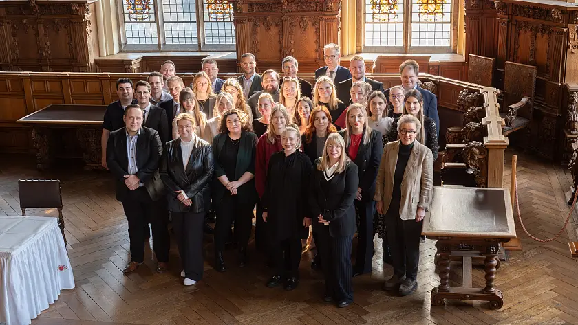 Die Absolventinnen und Absolventen des DSPA zusammen mit Finanzstaatsrat Martin Hagen, Prof. Dr. Ulrich Krüger vom Prüfungsausschuss DSPA und Anne-Katrin Rieke-Brodda vom Gesamtpersonalrat. 