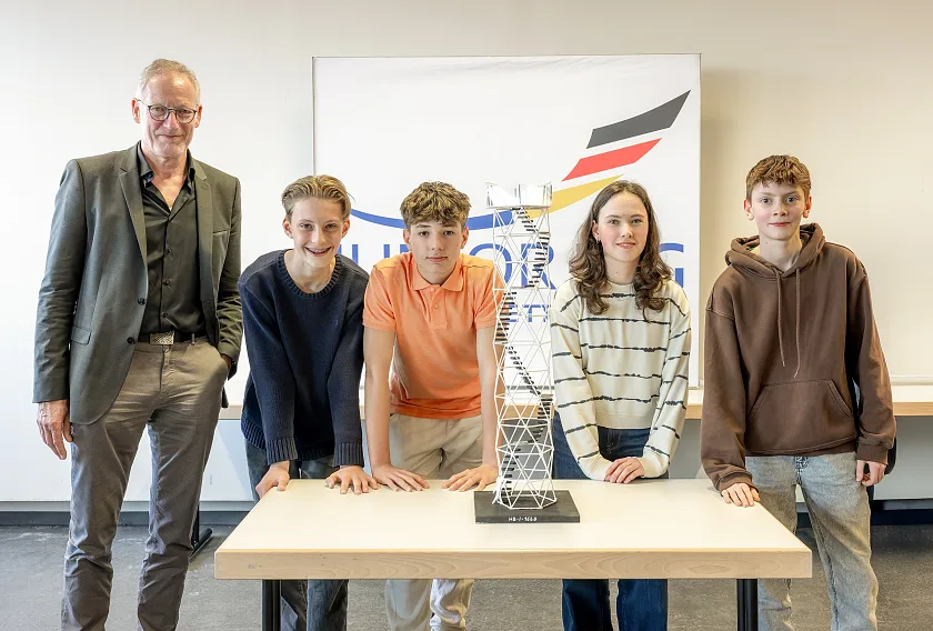 Über den 1. Preis in der Alterskategorie Klasse 1-8 mit dem Turmmodelle Infinity Tower freuen sich Deniz Heise, Valerie Lach, Max Nogat, Maximilian Mrochen aus der 8. Klasse des Gymnasiums Horn gemeinsam mit Torsten Sasse, Präsident der Ingenieurkammer Bremen.