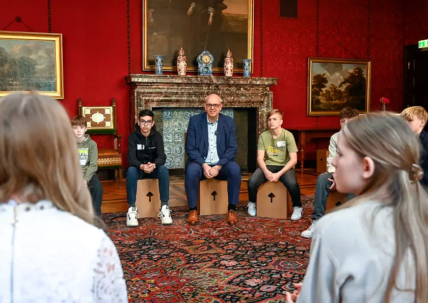 Bürgermeister Andreas Bovenschulte im Gespräch mit den Jugendlichen des Zukunftstags 2025.