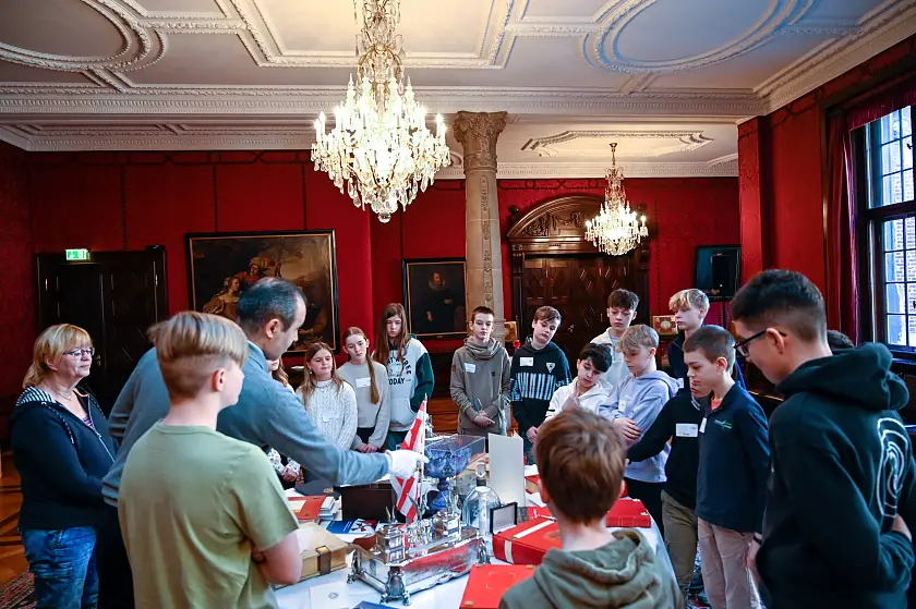Goldene Bücher und Gastgeschenke präsentierte das Team des Protokolls.