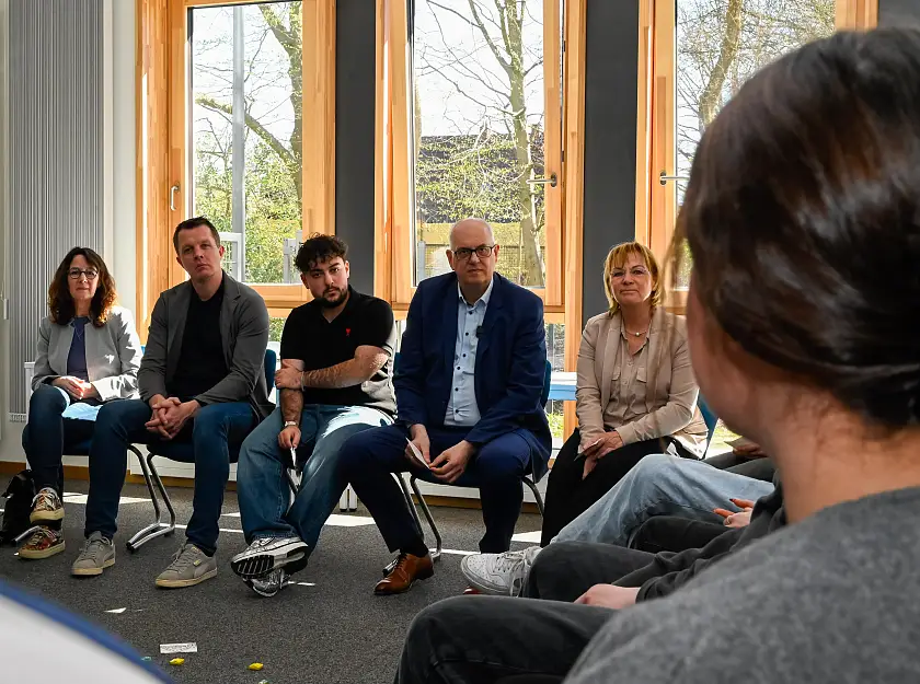 Schülerinnen und Schüler der Oberschule Lerchenstraße berichten Bürgermeister Bovenschulte von ihren Erfahrungen mit Rassismus. Foto: Senatspressestelle