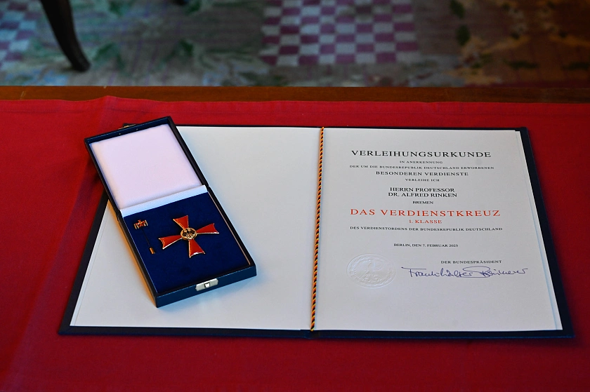 Die Verleihungsurkunde und das Verdienstkreuz 1. Klasse in Anerkennung besonderer Dienste.