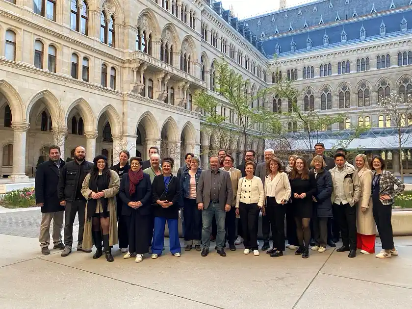 Senatorin Dr. Claudia Schilling (1. Reihe, 6. v.l.) mit den Mitgliedern der Sozial- und Arbeitsdeputationen im Innenhof des Wiener Rathauses. 