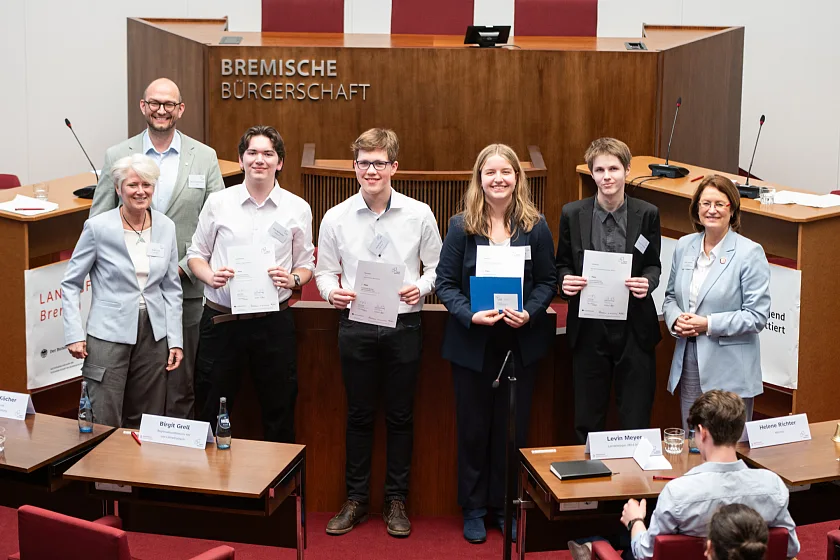 Birgit Grell (Juryvorsitzende AGII, Landeskoordinatorin Jugend debattiert in Hamburg) und Dr. Jan-Jonathan Bock (Leiter Jugend debattiert, Hertie-Stiftung) gratulierten Eliott Belmadani (1. Platz), Michel Sand (4. Platz), Ebba Kunkel (2. Platz) und Til Marten Wirthmann (3. Platz) zu ihren Platzierungen in der Altersgruppe 2 (10. bis 13. Klasse) zusammen mit Bürgerschafts-Präsidentin Antje Grotheer (von links). Foto: Ingo Charton