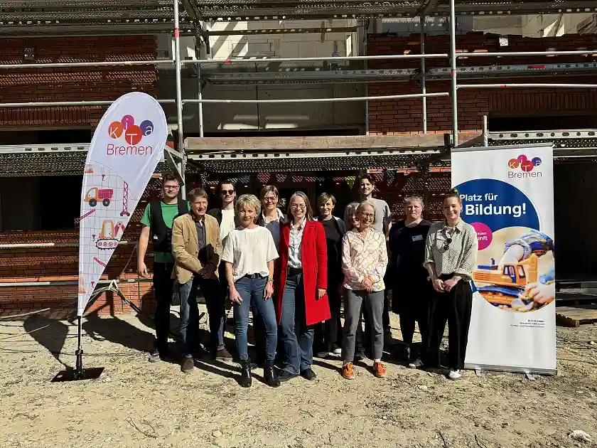 Richtfest des Kinder- und Familienzentrum Arbergen. Projektverantwortliche (v.l.n.r.): Bernd Lübbehüsen, Jonas Dorn, Jan Schulze, Kerstin Brockmüller, Petra Zschüntzsch, Sascha Aulepp, Anastasia Edelberg, Ann-Katrin Kleinhempel, Thomas Middendorf, Stephanie Bürding, Tanja Seekamp.
