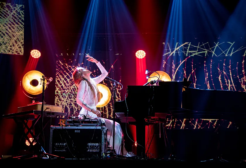 Kadri Voorand am Klavier wird im Zentrum für Kunst von Bassist Mihkel Mälgand begleitet. 