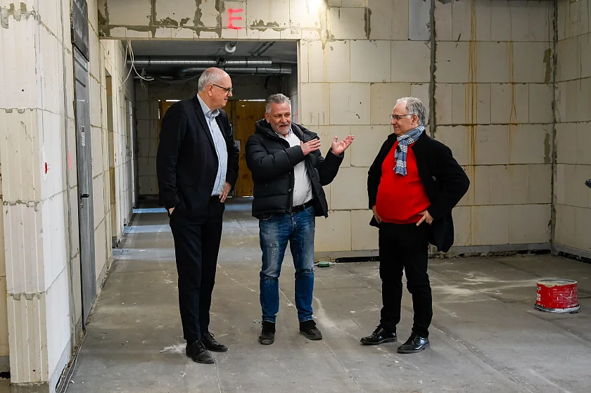 Rundgang durch den Neubau (v.l.): Bürgermeister Andreas Bovenschulte, Olaf Mosel (Geschäftsführer von M Projekt GmbH) und Jörg Angerstein (Vorstand der Hans-Wendt-Stiftung). 