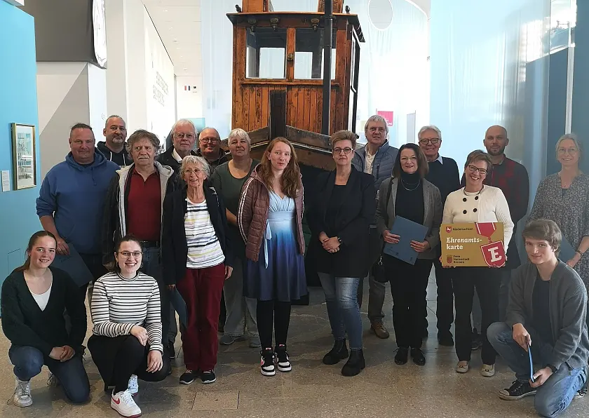 Senatorin Dr. Claudia Schilling (1. Reihe, 2. v. r.) mit den ehrenamtlich Engagierten im Schifffahrtsmuseum in Bremerhaven. 