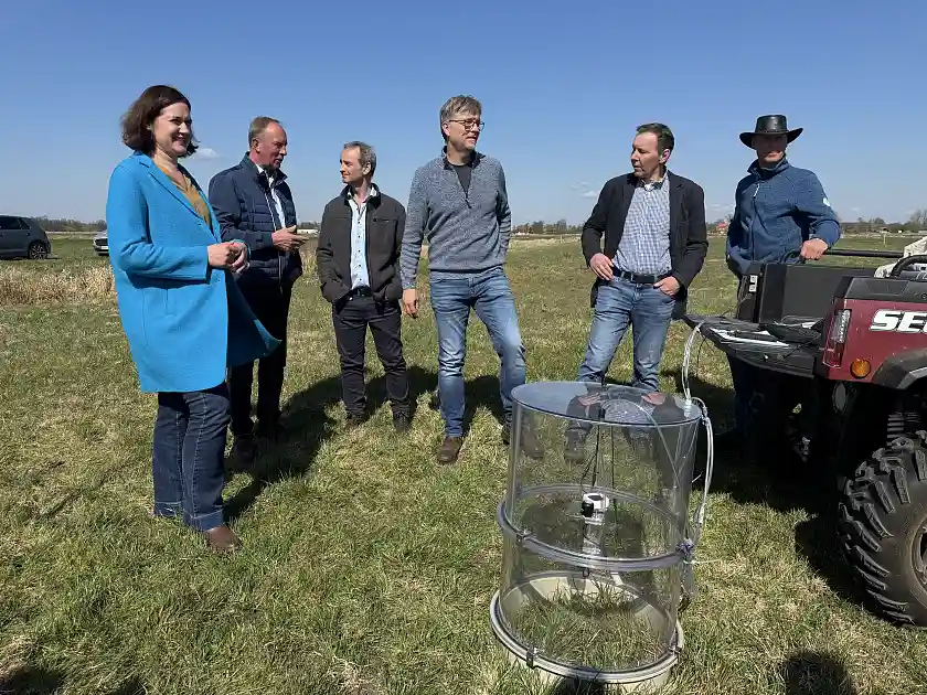 Starteten die Treibhausgas-Analyse für das Programm Green Moor 2 (von links): Umweltsenatorin Kathrin Moosdorf, Ralf Hagens (Präsident der Landwirtschaftskammer Bremen), Dr. Arno Krause (Geschäftsführer Grünlandzentrum Niedersachsen/Bremen), Heiko Gerken (Grünlandzentrum & Projektkoordinator Green Moor), Hilmer Garbade (Präsident Bremischer Landwirtschaftsverband), und Landwirt Henner Bavendamm. 