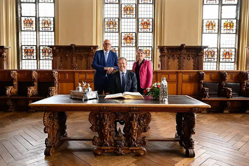 Der isländische Botschafter trägt sich in das Goldene Buch der Freien Hansestadt Bremen ein. Bürgermeister Andres Bovenschulte, Audunn Atlason (isländischer Botschafter) und Petra Neykov (Honorarkonsulin) (von links). 