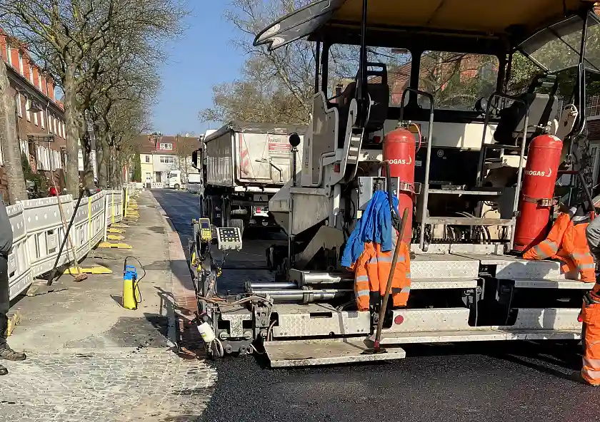 Wenn der frisch aufgetragene Asphalt vollständig ausgehärtet ist, erfolgt die Verkehrsfreigabe. 
