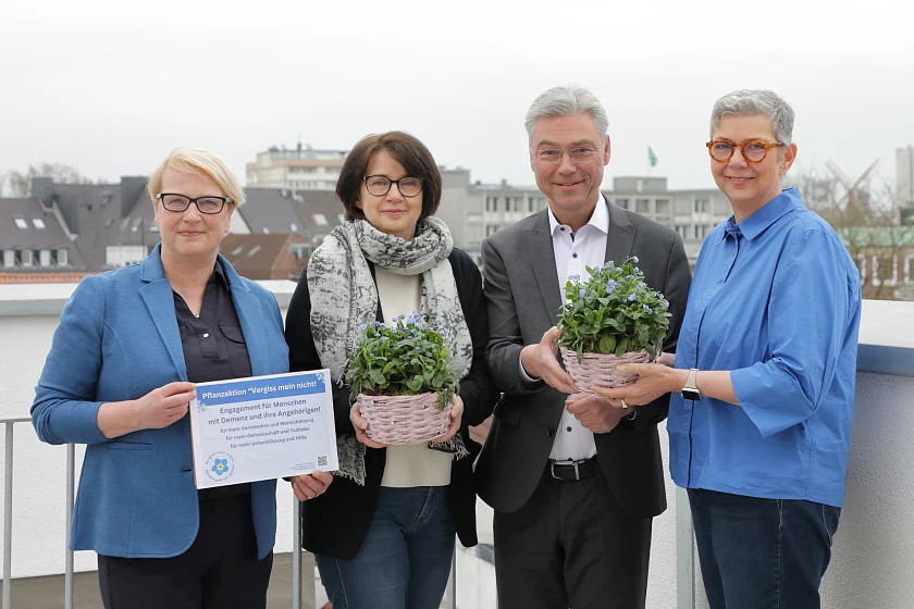 DIKS-Geschäftsführerin Tanja Meier (links) und DIKS-Vorstandsvorsitzender Thomas Morgenstern übergaben Senatorin Claudia Bernhard (Mitte) und  Staatsrätin Barbara Scriba-Hermann (rechts) Vergissmeinnicht Pflanzen.