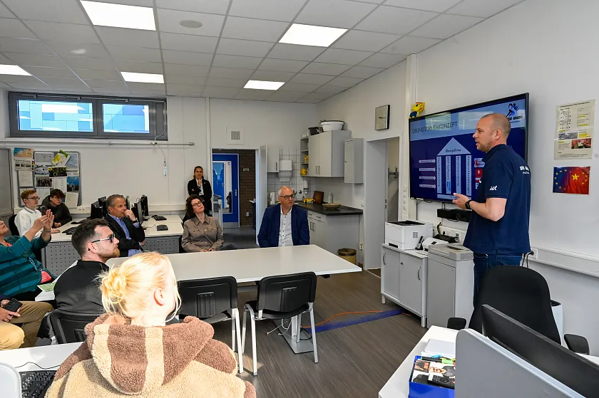 Im Schulzentrum Utbremen erfuhr Bürgermeister Bovenschulte aus erster Hand wie die Übungsfirma funktioniert. Foto: Senatspressestelle