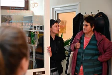 Evin Oettingshausen (links) leitet die Quartiersmeisterei in Walle. Rechts daneben: Ortsamtsleiterin Cornelia Wiedemeyer.