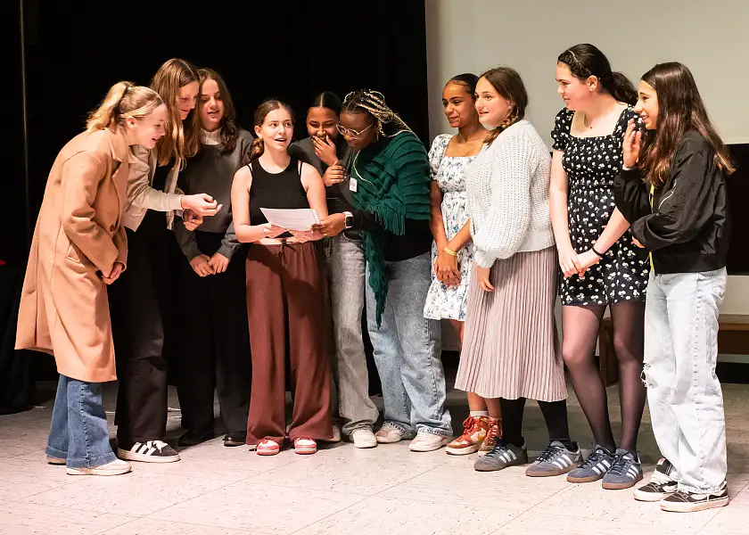 Eine große Überraschung war der 1. Landespreis für das Team Rave aus der Klasse 7 der St. Johannis-Schule, die nun mit ihrem Stück Letters in the war das Bundesland Bremen beim Bundeswettbewerb in Schwerin 2025 vertreten. 
