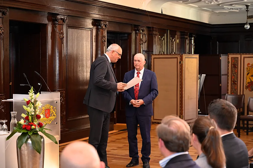 Bürgermeister Andreas Bovenschulte dankte dem ehemaligen Landeskonservator Prof. Georg Skalecki für seine Arbeit. 