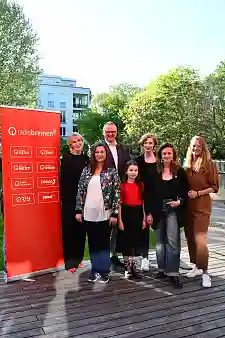 Vor der Preview (von links): Christina Del Din (Leiterin Kommunikation Radio Bremen), Lina Kokaly (Redakteurin Radio Bremen), Staatsrat Dr. Olaf Joachim, die Schauspielerinnen Pola Friedrichs, Luise Wolfram und Sarina Radomski sowie die Bremedia-Produzentin Katharina Wagner. 