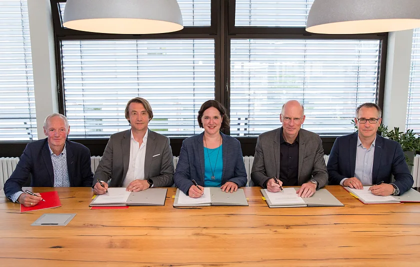 Setzen mit der Unterzeichnung der Vereinbarung auf Kooperation (v.l.): Harald Hesse, Verbandsvorsteher des Trinkwasserverbands Verden, Karsten Specht, Geschäftsführer des Oldenburgisch-Ostfriesischen Wasserverbands, Kathrin Moosdorf, Senatorin für Umwelt, Klima und Wissenschaft, Gunnar Geise, Vorstand swb AG, und Hendrik Rösch, Geschäftsführer Harzwasserwerke. 