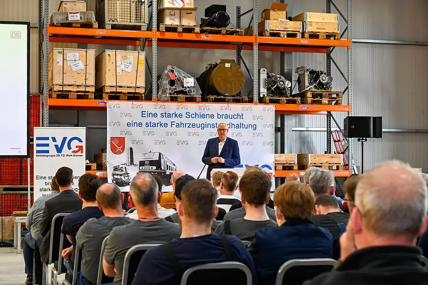 Das Bremer Werk der DB-Instandhaltung muss erhalten und für neue Aufgaben modernisiert werden, betonte Bürgermeister Andreas Bovenschulte bei seiner Rede auf der Betriebsversammlung. 