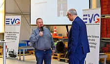 Ronald Ditte, Vorsitzender des Betriebsrates DB Fahrzeuginstandhaltung Werk Bremen, im Gespräch mit Bürgermeister Andreas Bovenschulte. 