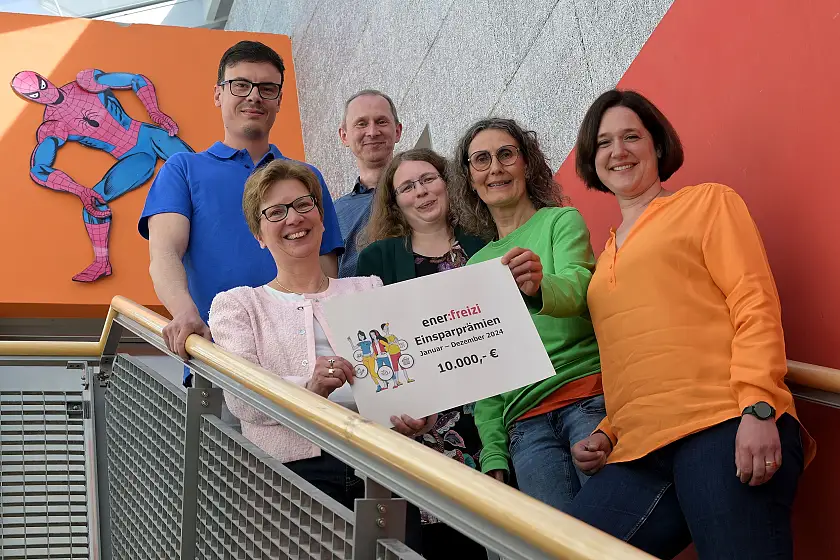 Eva Bärwolf (2.v.r.) vom Jugendhaus Horn-Lehe nahm stellvertretend für alle am Projektbeteiligten Freizis den symbolischen Prämienscheck entgegen. Überreicht wurde er durch Jugend- und Sozialsenatorin Dr. Claudia Schilling (l.) und Umweltsenatorin Kathrin Moosdorf (r.). Mit dabei waren Gregor Meinders (oben v.l.) vom Sportgarten Pauliner Marsch, Martin Grocholl von der Klimaschutzagentur energiekonsens und Nicole Abel vom Mädchen*treff Lilas Pause.  