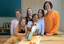 Gemeinsamen mit Lina-Marlen (Mitte v.l.), Kimberly, Georgina und Yasmin aus dem Jugendhaus Horn-Lehe bereiteten mit Sozialsenatorin Dr. Claudia Schilling (l.) und Umweltsenatorin Kathrin Moosdorf (r.) einen veganen Brotaufstrich zu.  