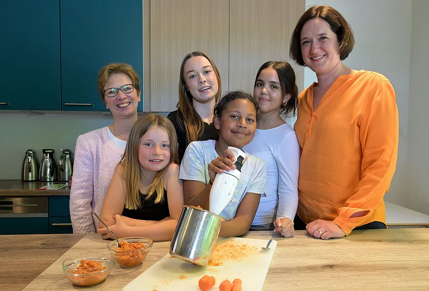 Gemeinsamen mit Lina-Marlen (Mitte v.l.), Kimberly, Georgina und Yasmin aus dem Jugendhaus Horn-Lehe bereiteten mit Sozialsenatorin Dr. Claudia Schilling (l.) und Umweltsenatorin Kathrin Moosdorf (r.) einen veganen Brotaufstrich zu.  