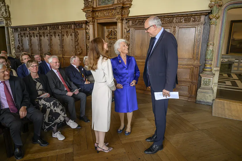Die Vorsitzende der Philharmonischen Gesellschaft, Barbara Grobien (Mitte), im Gespräch mit Bürgermeister Andreas Bovenschulte und seiner Frau Kerstin.