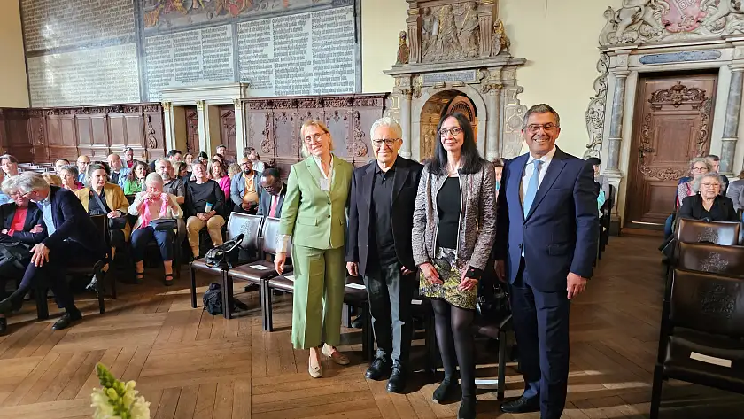 Bülent Uzuner, Carmen Emigholz, Zülfü Livaneli und Sabine Uzuner vor der Eröffnung der Kültürale in der Oberen Rathaushalle (v.r.) 