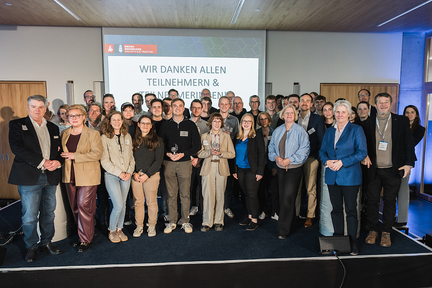 Die Gewinnerinnen und Gewinner der Bre3D-Award mit Wirtschaftssenatorin Kristiana Vogt (erste Reihe, 3. von rechts). 