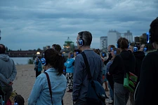 Besucher_innen eines Audiowalks von Katrin Bretschneider Foto: 