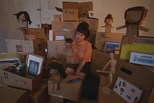 Die Künstlerin Lyri Milo bei den Vorbereitungen zu einem Filmprojekt