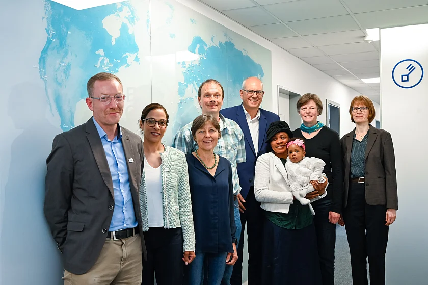 Personen (v.l.n.r.): Moritz Voges, Borda; Judith Ringlstetter, Borda Geschäftsführerin; Gertraud Gauer-Süß, biz Geschäftsführerin; Christopher Duis, BeN Geschäftsführer; Bürgermeister Bovenschulte; Marguerite Enoh, ANB; Birte Habel, biz; Wiebke Brüssel, BeN Vorstand. 