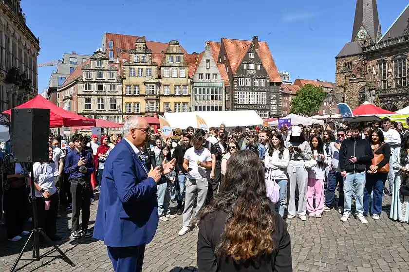 Bürgermeister Andreas Bovenschulte dankt beim Tag der Freiwilligen jungen Frauen und Männern, die in Bremen ein Freiwilliges Jahr machen. 