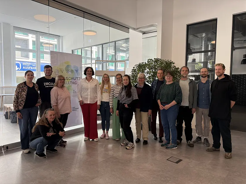 Senatorin Kathrin Moosdorf gemeinsam mit Aktiven der 13 ausgewählten Projekte zur zweiten Förderperiode des Landesförderprogramms Klimaschutz im Alltag.