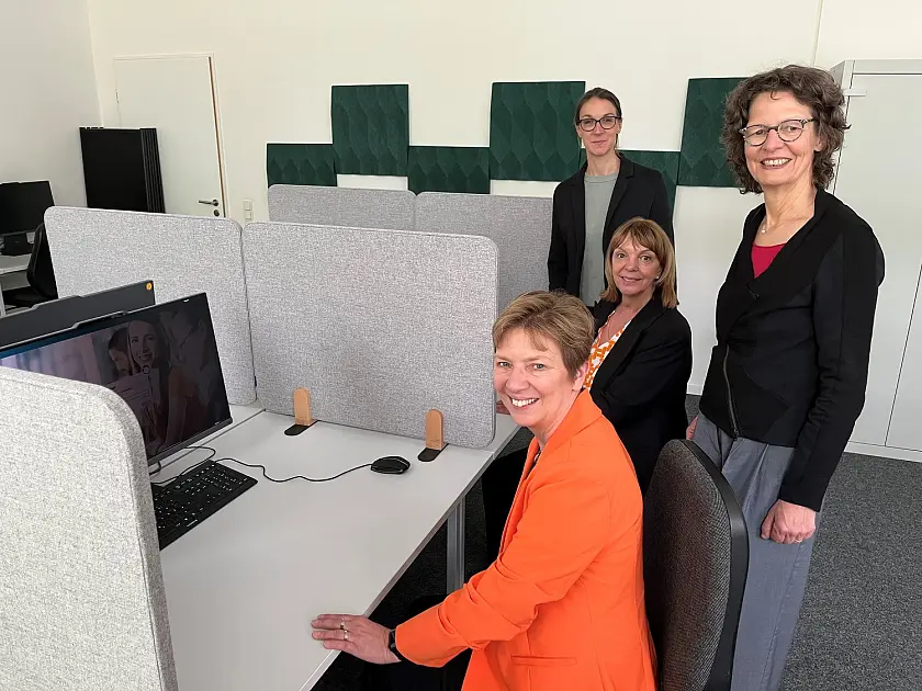 Im digitalen Prüfzentrum für angehende Juristinnen und Juristen: Justizsenatorin Dr. Claudia Schilling (vorne), die Konrektorin der Hochschule Bremen, Dr. Sabina Schoefer (Mitte), die Präsidentin des Hanseatischen Oberlandesgerichts in Bremen, Ann-Marie Wolff (rechts), und die Konrektorin der Hochschule Bremen, Prof. Dr. Annika Maschwitz.