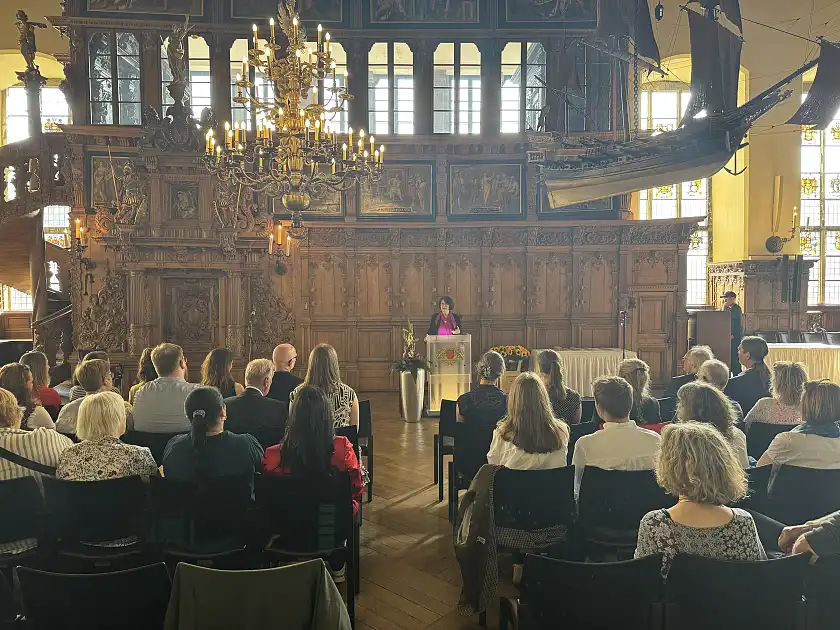 Senatorin ehrt die Jahrgangsbesten der Gesundheitsberufe 2024 in der Oberen Rathaushalle. 